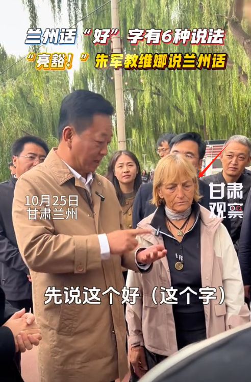 满脸横肉眼睛肿大陪维娜打卡黄河被冷脸嫌弃尊龙凯时ag旗舰厅网站60岁朱军现身兰州(图12)