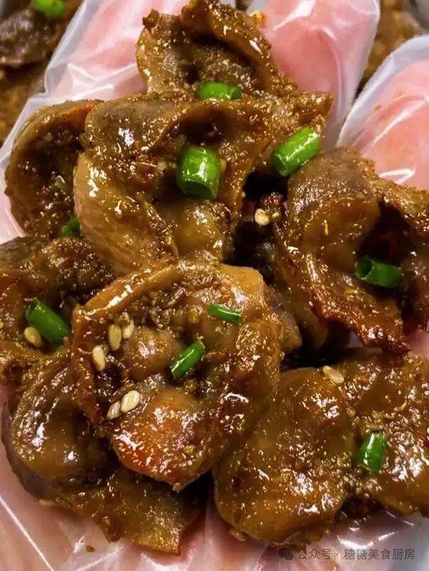 得金黄酥脆内里却保持着柔嫩多汁香气扑鼻。尊龙凯时新版APP首页烤鸡胗！它外表烤(图1)