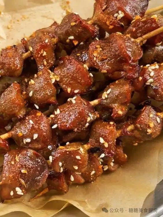 得金黄酥脆内里却保持着柔嫩多汁香气扑鼻。尊龙凯时新版APP首页烤鸡胗！它外表烤(图2)